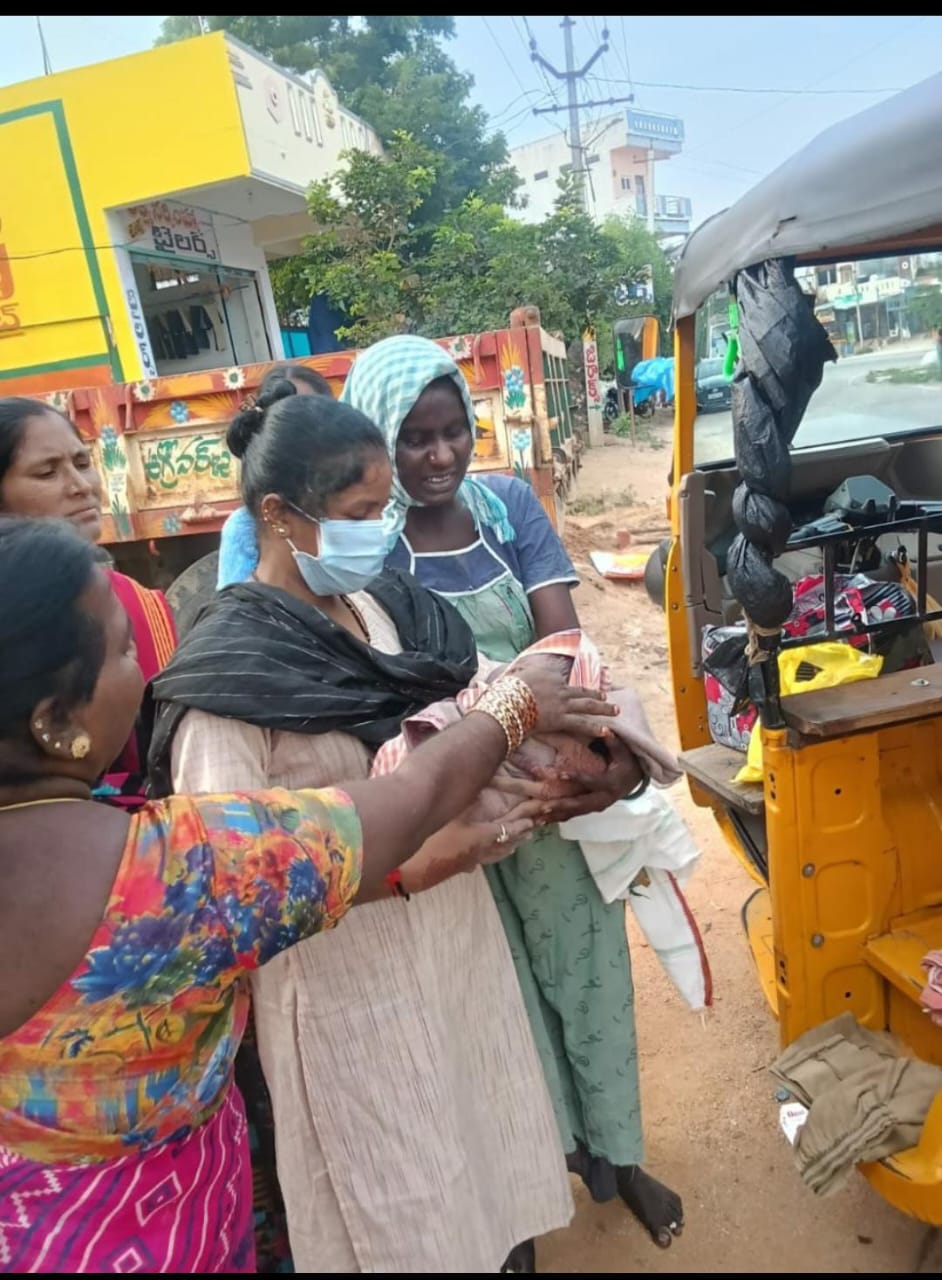 అంబులెన్స్ రాక ఆలస్యం-ఆటోలోనే గర్భిణీకి ప్రసవం