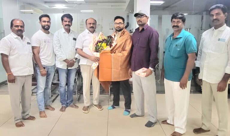 చల్లా ధర్మారెడ్డిని కలిసిన డిప్యూటీ కలెక్టర్