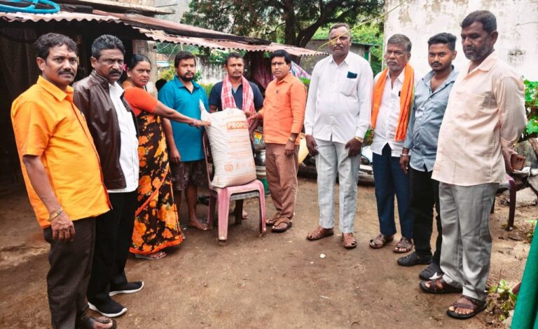 పేద కుటుంబానికి సాయం చేసిన బీజేపీ నాయకులు
