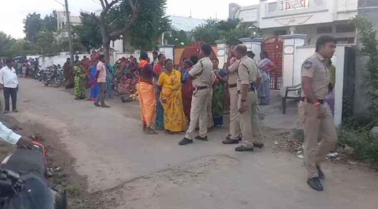 పొలంలో విద్యుత్ తీగలు తగిలి లేబర్ మృతి