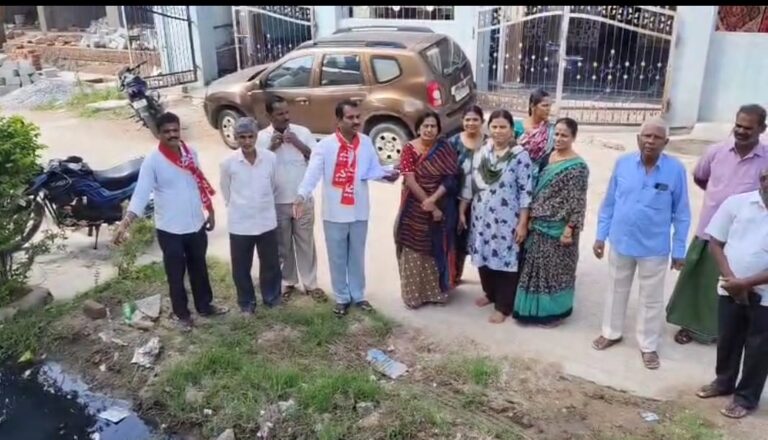 సీసీ రోడ్లు,డ్రెయిన్లు వెంటనే నిర్మించాలి