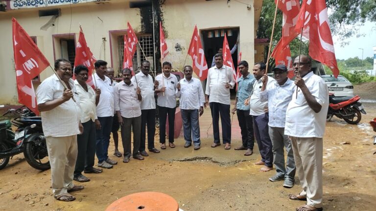 రైతు సంఘం మరియు వ్యవసాయ కార్మిక సంఘం ఆధ్వర్యంలో ధర్నా