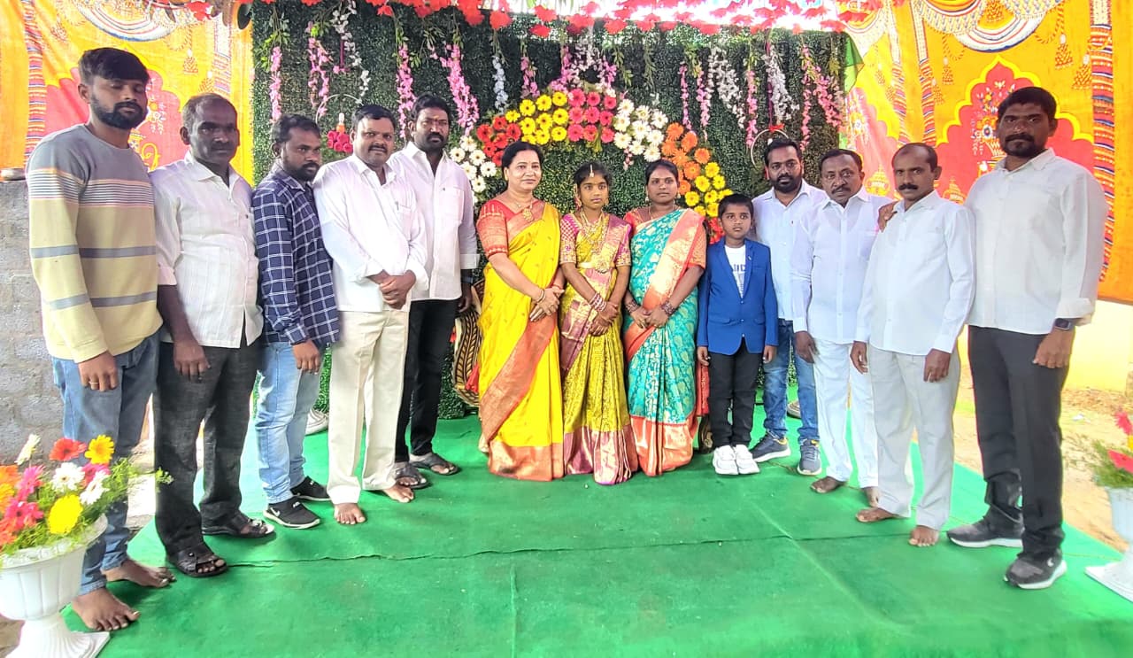 చిన్నారి అశ్రుతను ఆశీర్వదించిన చల్లా జ్యోతి..