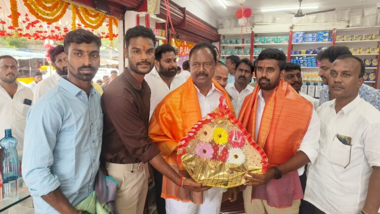 భూపాలపల్లిలో ఏ టు జెడ్ మెడికల్ షాపును ప్రారంభించిన ఎమ్మెల్యే జీఎస్సార్