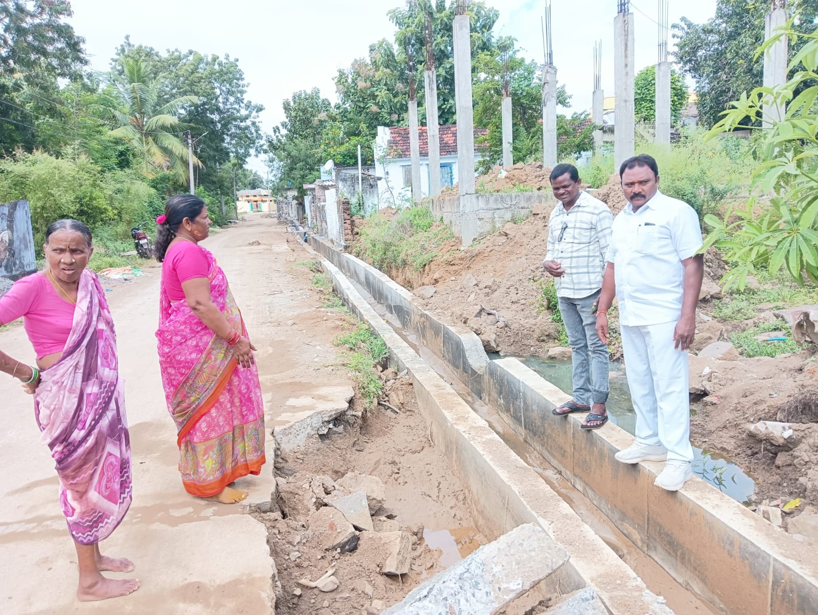 మాజీ కౌన్సిలర్ మడికొండ సంపత్ కుమార్ తో పాటు వార్డు ప్రజలు