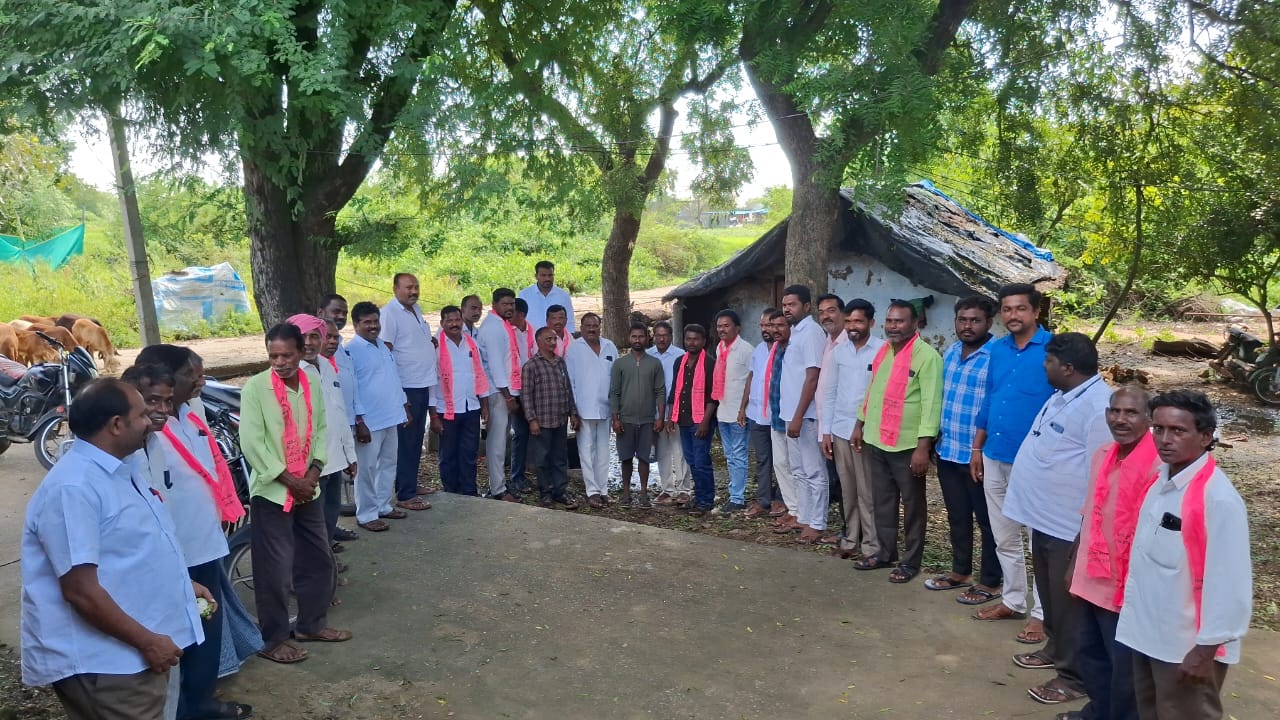 మొంథా తుఫాన్ వర్షానికి గూడు కోల్పోయిన నిరుపేద కుటుంబం