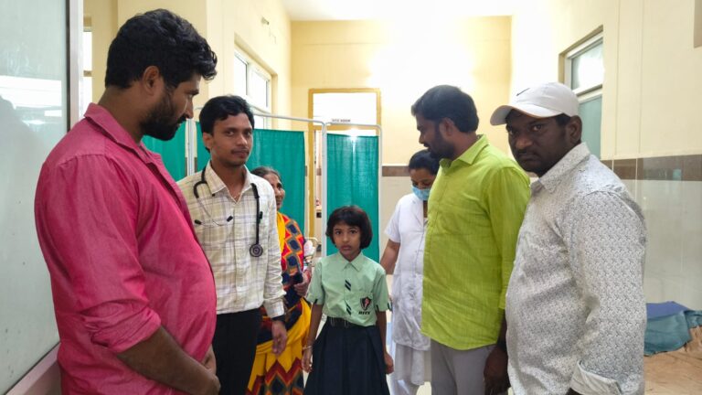 గాయపడిన విద్యార్థులను పరామర్శించిన టీఆర్పి అధ్యక్షుడు