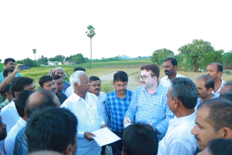 తుఫానుతో దెబ్బతిన్న ప్రాంతాలలో ఎమ్మెల్యే కడియం పర్యటన