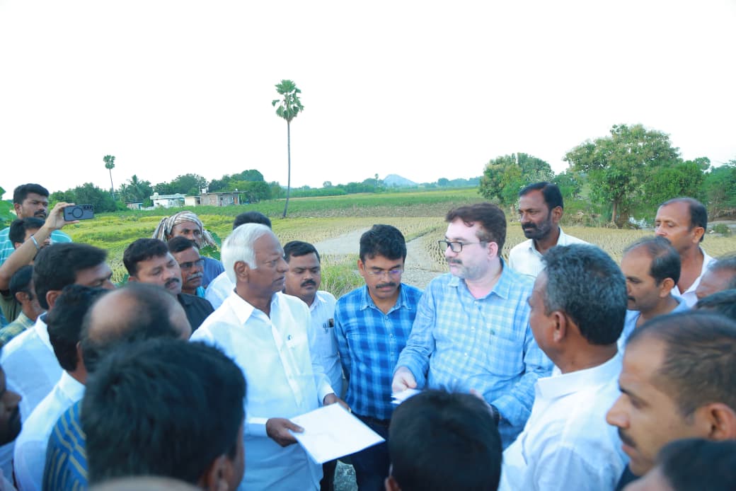 తుఫానుతో దెబ్బతిన్న ప్రాంతాలలో ఎమ్మెల్యే కడియం పర్యటన