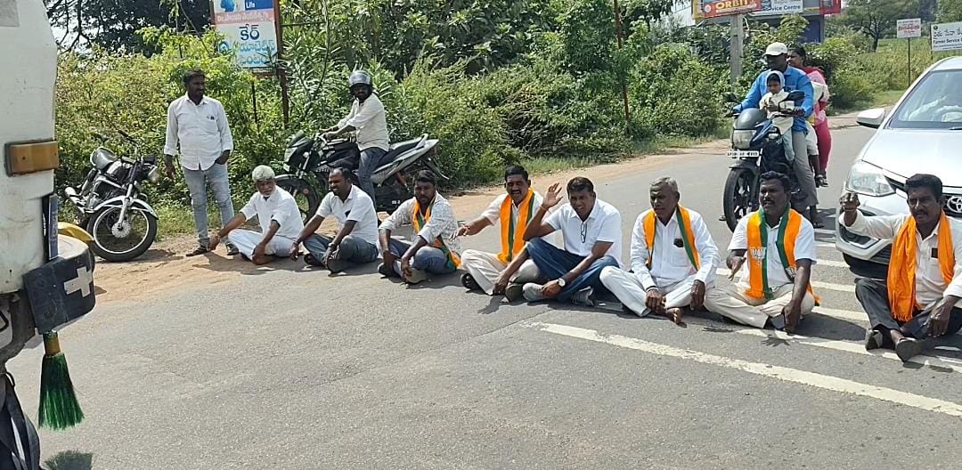 ముఖ్యమంత్రి దేశ ప్రజలకు క్షమాపణలు చెప్పాలి-వెన్నంపల్లి