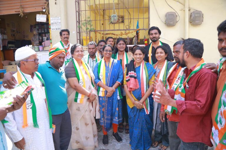 జూబ్లీహిల్స్ ఉప ఎన్నికల్లో కాంగ్రెస్ పార్టీ అభ్యర్థి నవీన్ యాదవ్ కు మద్దతుగా బోరబండ డివిజన్ స్వరాజ్ నగర్, బంజారా బస్తిల్లో వరంగల్ పార్లమెంట్ సభ్యురాలు డాక్టర్ కడియం కావ్య విస్తృత ప్రచారం నిర్వహించారు. ఇంటింటికి తిరిగి ఓటర్లను అప్యాయంగా పలుకరించి స్థానిక సమస్యలను అడిగి తెలుసుకున్నారు. 11 వ తేదీన జరిగే ఎన్నికల్లో నవీన్ యాదవ్ కు ఓటు వేసి గెలిపించాలని విజ్ఞప్తి చేసారు. నగరాభివృద్ధి కోసం రాష్ట్ర ప్రభుత్వం చిత్తశుద్ధితో కృషి చేస్తుందన్నారు. అన్ని వర్గాల సంక్షేమం, రాష్ట్రాభివృద్ధి నిరంతరం పాటు పడుతున్న ఈ ప్రజా ప్రభుత్వానికి అండగా నిలవాలని జూబ్లీహిల్స్ ఓటర్లను కోరారు. ప్రతి పక్షాల మాటలు నమ్మి మోసపోవద్దని విజ్ఞప్తి చేశారు. స్థానిక సమస్యలపై అవగాహన ఉండి, నిరంతరం నియోజకవర్గ ప్రజల కోసం నిరంతరం తపించే నవీన్ యాదవ్ ను గెలిపించాలని ఎంపీ డా.కడియం కావ్య కోరారు.