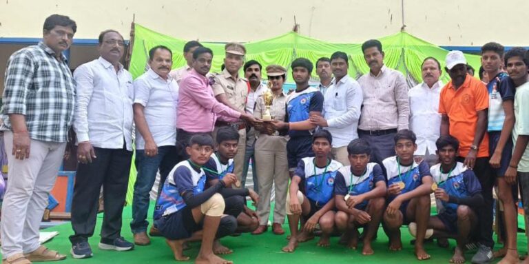 విద్యార్థులకు చదువుతోపాటు క్రీడలు ఎంతో అవసరం