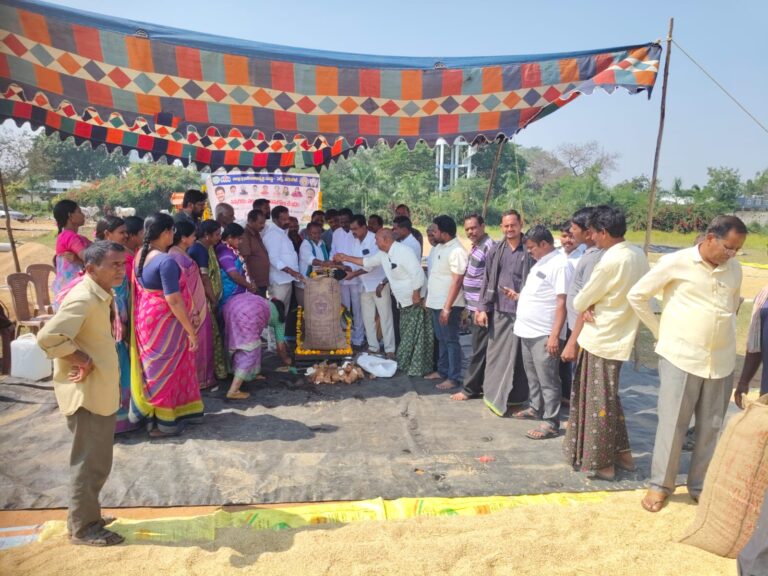 చెన్నారం గ్రామంలో ధాన్యం కొనుగోలు ప్రారంభం