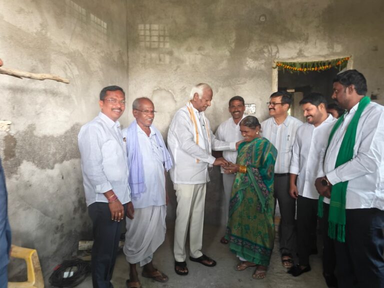 ఇందిరమ్మ ఇంటి నిర్మాణాన్ని పరిశీలించిన ఎమ్మెల్యే