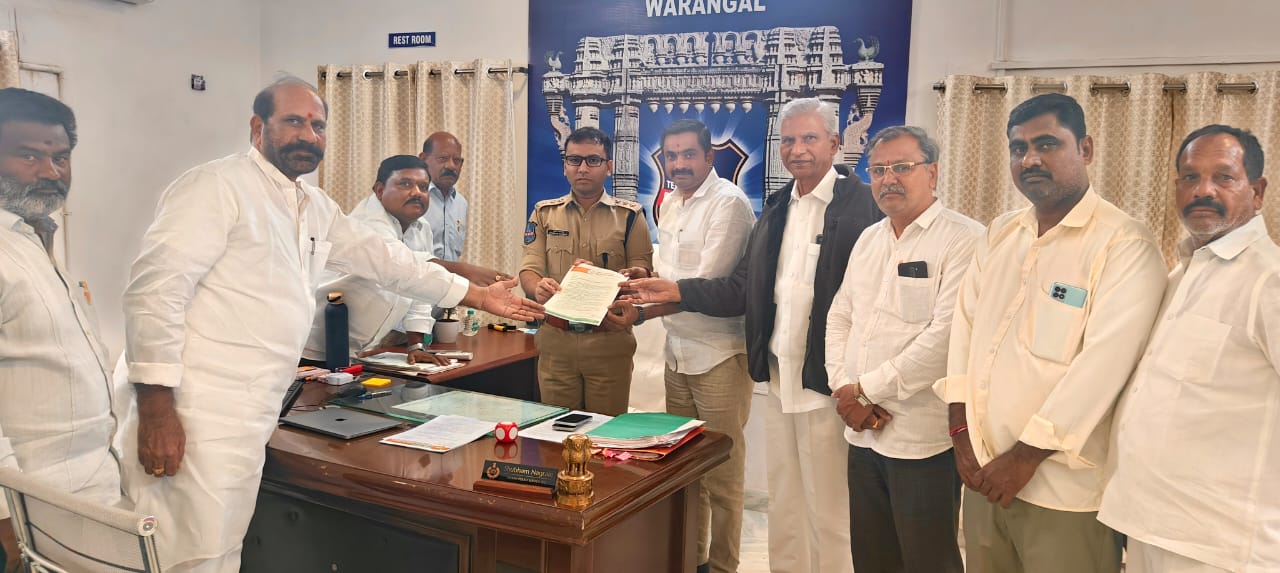 వరంగల్ నగరంలో యువత మత్తు పదార్థాల బారిన పడుతున్న ఘటనలు పెరుగుతున్న నేపథ్యంలో గంజాయి-డ్రగ్స్ ముఠాలపై కఠిన చర్యలు తీసుకోవాలని బీజేపీ వరంగల్ జిల్లా అధ్యక్షుడు గంట రవికుమార్ డిమాండ్ చేశారు.మంగళవారం ఆయన వరంగల్ ఎసిపికి వినతి పత్రం అందజేశారు.ఈ సందర్భంగా రవికుమార్ మాట్లాడుతూ..గంజాయిని కుక్కటివేళ్లతో పెకిలించాలి”అని పేర్కొంటూ,యువత భవిష్యత్తును నాశనం చేస్తున్న ఈ మత్తు పదార్థాల వ్యాప్తిని పూర్తిగా అరికట్టాలని కోరారు.దేశ సంపదైన యువతను పెడదారి పట్టిస్తున్న గంజాయి మహమ్మారిని ఆపాల్సిన బాధ్యత సమాజం మీద ఉందన్నారు.స్కూల్‌,కాలేజీ విద్యార్థులకు మత్తు పదార్థాలు దూరం చేసేందుకు అవగాహన కార్యక్రమాలు నిర్వహించాలని,తల్లిదండ్రులు కూడా అప్రమత్తంగా ఉండాలని సూచించారు.గంజాయి మత్తులో ఎంజాయ్ చేయొద్దు జీవితాన్ని నరకం చేసుకోవొద్దు”అని యువతకు హితవు పలికారు.మత్తు పదార్థాల కారణంగా చాలా మంది యువకులు ఆరోగ్యపరంగా,ఆర్థికపరంగా దెబ్బతింటున్నారని,కొంతమంది కుటుంబ సభ్యులను కూడా గుర్తించలేని స్థితికి చేరుతున్నారని ఆవేదన వ్యక్తం చేశారు.త్వరగా డబ్బు సంపాదించాలనే వాంఛతో కొంతమంది యువత తప్పు దారులు ఎంచుకొని క్రిమినల్ కార్యకలాపాలకు పాల్పడుతున్నారని తెలిపారు.గంజాయి విక్రేతలపై కఠిన చర్యలు తీసుకుని సరఫరాను అడ్డుకోవాలని పోలీసులు పునరుద్ఘాటించారు.వరంగల్ ఎసిపి స్పందిస్తూ ఈ నేపధ్యంలో త్వరితగతిన చర్యలు తీసుకుంటామని హామీ ఇచ్చారు.ఈ కార్యక్రమంలో మాజీ శాసనసభ్యులు మార్థనేని ధర్మారావు,మాజీ మేయర్ డా.టి.రాజేశ్వరరావు,రాష్ట్ర కార్యవర్గ సభ్యులు రత్నం సతీష్ షా,వన్నాల వెంకటరమణ,బీజేపీ సీనియర్ నాయకులు సముద్రాల పరమేశ్వర్,జిల్లా ప్రధాన కార్యదర్శి బాకం హరిశంకర్,జిల్లా ఉపాధ్యక్షులు గడల కుమార్,జిల్లా ఎస్సీ మోర్చా అధ్యక్షుడు పోలేపాక మార్టిన్ లూథర్ పాల్గొన్నారు.