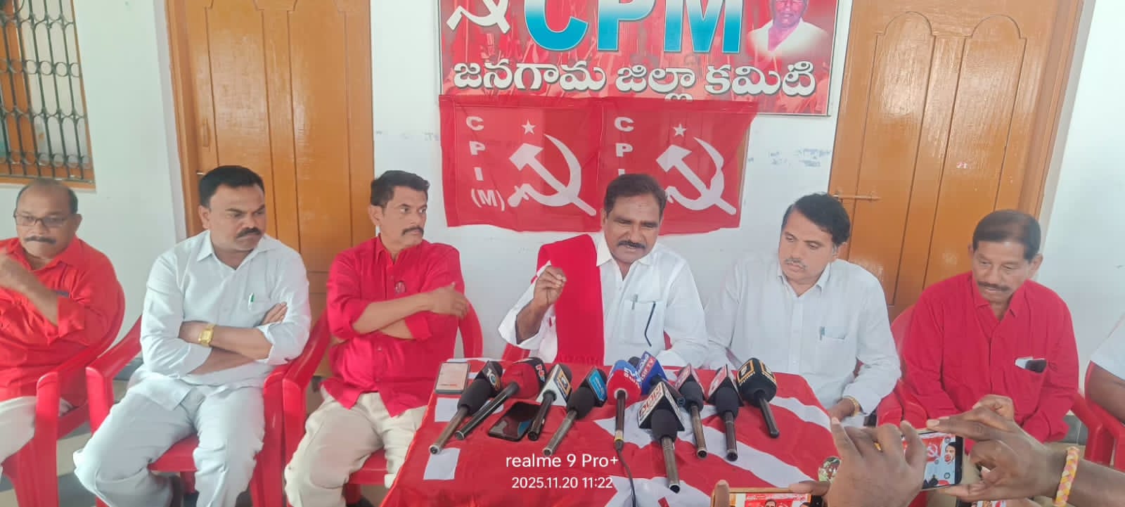 కేంద్ర బీజేపీ ప్రభుత్వం ఆపరేషన్ కగార్ పేరిట ఎన్కౌంటర్లు నిర్వహిస్తూ ప్రజాస్వామ్యాన్ని దెబ్బతీస్తోందని,వెంటనే ఎన్కౌంటర్లను ఆపి మావోయిస్టులతో చర్చలు ప్రారంభించాలని సిపిఎం రాష్ట్ర కార్యదర్శి జాన్ వెస్లీ డిమాండ్ చేశారు.గురవారం రోజు సిపిఎం జనగామ జిల్లా కార్యాలయంలో ఏర్పాటు చేసిన ప్రెస్‌మీట్‌లో మాట్లాడిన ఆయన..దేశంలోని అటవీ సంపదను కార్పొరేట్ శక్తులకు అప్పగించేందుకు నక్సలైట్ల పేరుతో ఆపరేషన్ కగార్ నిర్వహించడం,ఎన్కౌంటర్ల ద్వారా నరమేధం సృష్టించడం సరైంది కాదని మండిపడ్డారు.రాజ్యాంగం ప్రకారం నేరస్తులను అరెస్ట్ చేసి కోర్టులో ఆధారాలు నిరూపించి శిక్ష విధించాలిగాని,అమానుష చర్యలకు పాల్పడకూడదని స్పష్టం చేశారు.పార్లమెంటు మెజారిటీ అంటే దేశాన్ని ఇష్టానుసారం నడపడానికి కాదని,గతంలో అలాంటి నియంతృత్వపు ప్రభుత్వాలు చరిత్రలో కలిసిపోయినట్లే నరేంద్ర మోడీ ప్రభుత్వానికీ అదే గతి ఎదురవుతుందని హెచ్చరించారు.దేశంలో నిరుద్యోగం,పేదరికం,ఆర్థిక అసమానతలు,దోపిడీ ఉన్నంతకాలం తిరుగుబాట్లు ఆగవని జాన్ వెస్లీ అభిప్రాయపడ్డారు.రాష్ట్రంలో కాంగ్రెస్ ప్రభుత్వం ప్రజలకు ఇచ్చిన వాగ్దానాలను పూర్తిగా అమలు చేయాలని కోరారు.రాబోయే స్థానిక సంస్థల ఎన్నికల్లో సిపిఎం అభ్యర్థులను గెలిపిస్తే గ్రామాల అభివృద్ధికి దోహదం అవుతుందన్నారు.గ్రామాల్లో విద్వేషాలు రెచ్చగొట్టే బీజేపీ అభ్యర్థులను ప్రజలు చిత్తుగా ఓడించాలని పిలుపునిచ్చారు.ఈ సందర్భంగా రాష్ట్ర కార్యదర్శివర్గ సభ్యుడు ఎండి అబ్బాస్ మాట్లాడుతూ..రాష్ట్రంలో యాసంగి సీజన్ ప్రారంభమవుతున్నందున రైతుల ఖాతాల్లో రైతు భరోసా నిధులను వెంటనే జమ చేయాలని,అవసరమైన ఎరువులు,విత్తనాలు సమృద్ధిగా అందుబాటులో ఉంచాలని,రైతులకు తక్షణమే బ్యాంకు రుణాలు మంజూరు చేయాలని ప్రభుత్వాన్ని కోరారు.ఈ కార్యక్రమంలో సాంబరాజు యాదగిరి,రాపర్తి రాజు,బోట్ల శేఖర్,జోగు ప్రకాష్,పుత్కనూరి ఉపేందర్,బోడ నరేందర్,ఎండి అల్లారుద్దీన్ తదితరులు పాల్గొన్నారు.