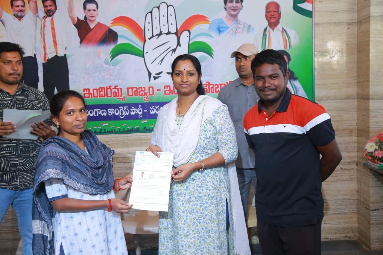 లబ్ధిదారులకు సీఎం సహాయనిధి చెక్కులు