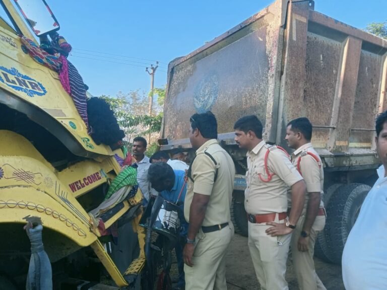 రేగొండ చెక్ పోస్ట్ వద్ద ఘోర ప్రమాదం