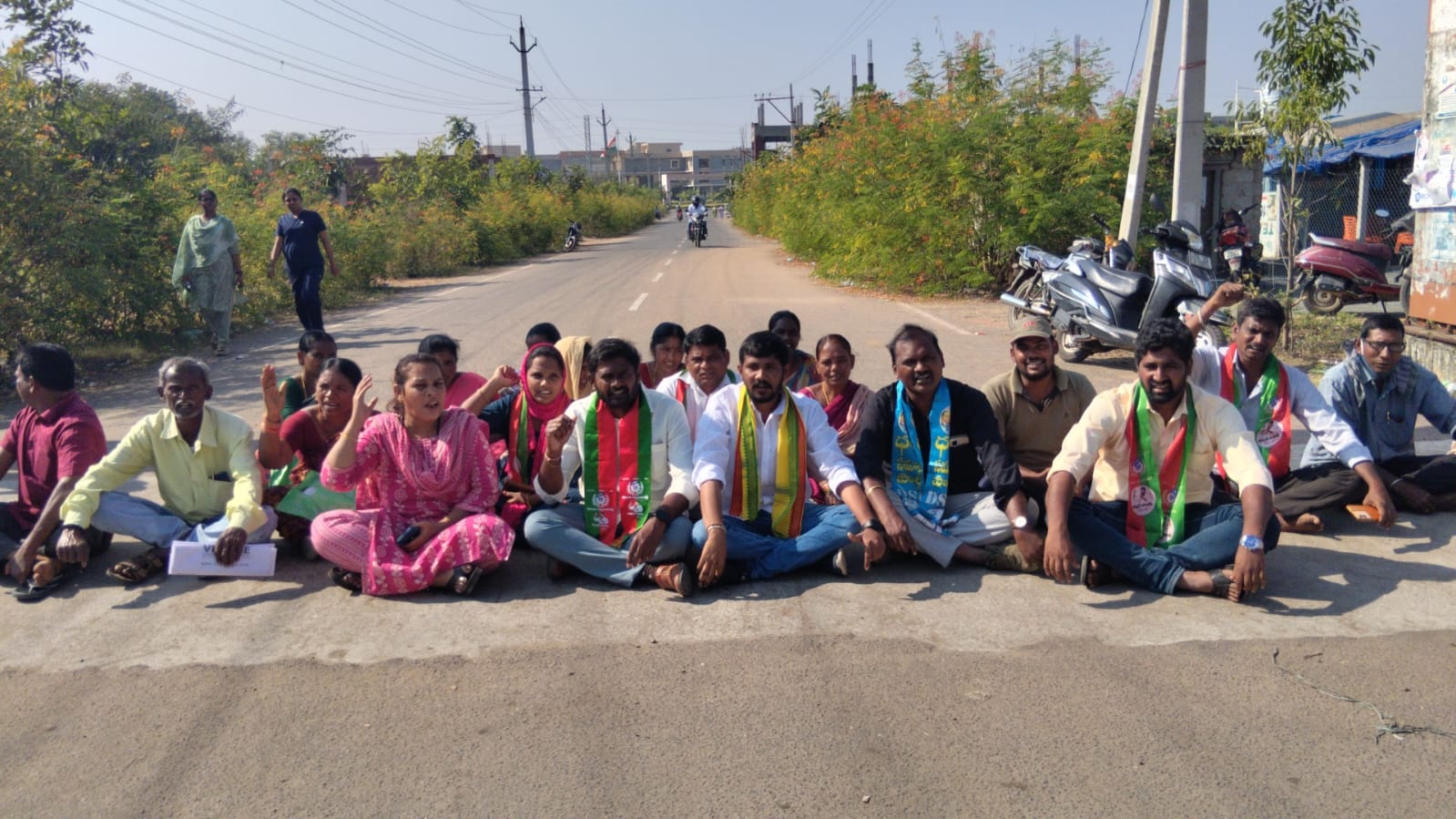 డబుల్ బెడ్‌రూమ్ ఇళ్ల పంపిణీలో జరుగుతున్న అన్యాయం