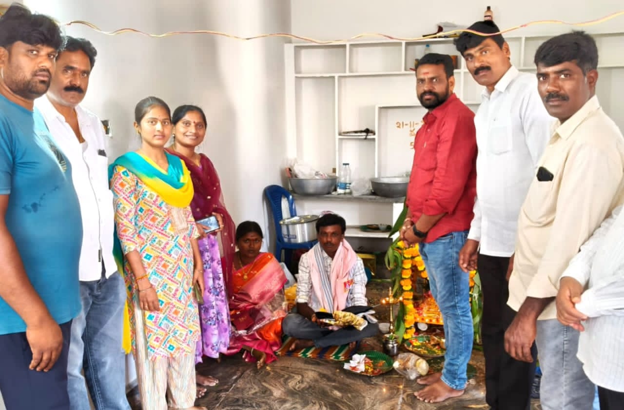 ఇండ్లు నిర్మించుకొని బిల్లులు పొందాలి