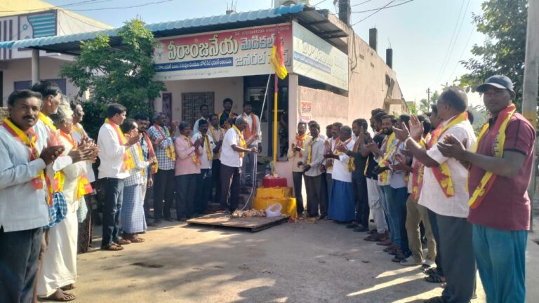 మత్స్యకార దినోత్సవాన్ని పురస్కరించుకొని,అలాగే ముదిరాజ్ మహాసభ 11వ ఆవిర్భావ దినోత్సవాన్ని సందర్బంగా తాటికొండ గ్రామంలో ముదిరాజ్ సంఘం ఆధ్వర్యంలో జెండా ఆవిష్కరణ కార్యక్రమం ఘనంగా నిర్వహించారు.ఈ కార్యక్రమానికి గ్రామ కుల పెద్దమనిషి చొక్కం రాములు అధ్యక్షత వహించారు.గ్రామంలోని ముదిరాజ్ కుల సభ్యులు పెద్ద సంఖ్యలో పాల్గొని కార్యక్రమాన్ని విజయవంతం చేశారు.ఈ సందర్భంలో మాట్లాడిన నేతలు రాష్ట్రవ్యాప్తంగా ముదిరాజుల ఐక్యతను చాటుతూ,భవిష్యత్తులో రాజకీయ అధికారం దిశగా కృషి చేయాల్సిన అవసరాన్ని ప్రస్తావించారు.ముఖ్యంగా ప్రభుత్వ ఉద్యోగాల్లో జరుగుతున్న అన్యాయాలను ఖండిస్తూ,ముదిరాజ్ సామాజిక వర్గాన్ని బిసి-డి నుండి బిసి-ఎ కు మార్చేలా రాష్ట్ర,కేంద్ర ప్రభుత్వాలు వెంటనే చర్యలు తీసుకోవాలని డిమాండ్ చేశారు.పేరుకు కులం గొప్పదైనా,సామాజిక,ఆర్థిక,రాజకీయ రంగాల్లో ముదిరాజులు ఇంకా చాలా వెనుకబడిపోయారని,అందువల్ల ఏ ఎన్నిక వచ్చినా“మా ఓట్లు ఎన్నో-మాకు సీట్లు ఎన్ని”అనే నినాదంతో ఉద్యమాత్మకంగా ముందుకు సాగాలని పిలుపునిచ్చారు.అలాగే ముదిరాజుల వృత్తికి జీవాధారం అయిన రిజర్వాయర్లు,చెరువులు,కుంటలను కొందరు స్వార్థపరులు అక్రమంగా ఆక్రమిస్తున్నారని,అలాంటి వారిపై ప్రభుత్వం కఠిన చర్యలు తీసుకుని చెరువుల పునర్వైభవం కార్యక్రమం వేగవంతం చేయాలని ప్రభుత్వాన్ని కోరారు.ఈ కార్యక్రమంలో ముదిరాజ్ మహాసభ స్టేషన్‌ ఘనపూర్ మండల గౌరవ అధ్యక్షుడు నారబోయిన గోపాల్,మల్లన్నగండి రిజర్వాయర్ మత్స్యశాఖ సొసైటీ మాజీ డైరెక్టర్ రొయ్యల కనకయ్య,తాటికొండ శ్రీ సీతారామచంద్రస్వామి ఆలయ చైర్మన్ పండుగ భద్రి,యూత్ అధ్యక్షులు నీల్ రాజు తదితర పెద్దలు పాల్గొన్నారు.అలాగే పంగ పెద్ద మనుషులు మరియు కుల సభ్యులు పర్ష రాజు,పండుగ శ్రీనివాస్,పండుగ రవి,నారబోయిన వెంకటయ్య,నారబోయిన శ్రీనివాస్,పండుగ బుచ్చయ్య,పండుగ ఉప్పలయ్య,పండుగ వెంకటయ్య,పండుగ కొమరయ్య,పండుగ రాజేందర్,పండుగ నరసింహులు,గూడెల్లి మల్లయ్య,గూడెల్లి రాజు,నీల నరసయ్య,ఈర్ల యాదగిరి,గుర్రం రాజు,బోయిన వెంకటేష్,తరాల గట్టయ్య,తరాల నరసింహులు,పిట్టల అశోక్,మారబోయిన ఎల్లస్వామి,పుట్ట అశోక్,యారా కుమారస్వామి,నారబోయిన రాజమౌళి,నారబోయిన శ్రీనివాస్,నారబోయిన రామాంజనేయులు,నారబోయిన యాదగిరి,నారబోయిన నాగరాజు,నారబోయిన రాజు,నారబోయిన సతీష్,నారబోయిన రంజిత్,నారబోయిన ప్రశాంత్,నల్ల భుజంగం, పండుగ కుమారస్వామి,పండుగ వీరస్వామి,మావురప్ నరేష్,నవీన్,చొక్కం తిరుమలేష్,చొక్కం కనకయ్య,చొక్కం సాయితేజ తదితరులు పాల్గొన్నారు.