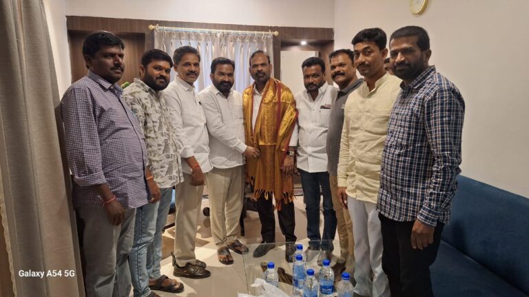 ఆర్టీఐ కమిషనర్ ని కలిసిన సేవాదళ్ నాయకులు