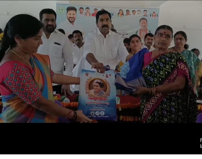 ఇందిరా మహిళా శక్తి చీరల పంపిణీ