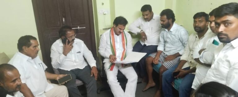 రిపోర్టర్ చింత వెంకన్న ను పరామర్శించిన ఏమ్మెల్యే