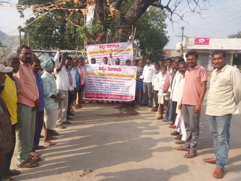 వైన్స్ షాపులు నిర్వహించాలని డిమాండ్