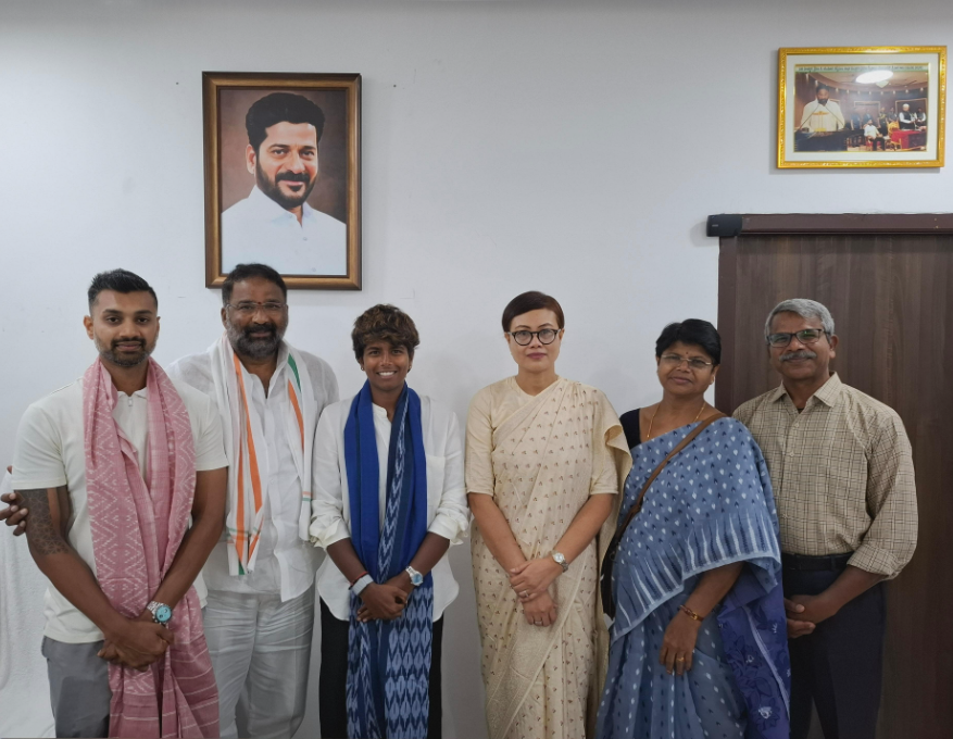 మంత్రి వాకిటి శ్రీహరిని మర్యాదపూర్వకంగా కలిసిన మహిళా క్రికెటర్