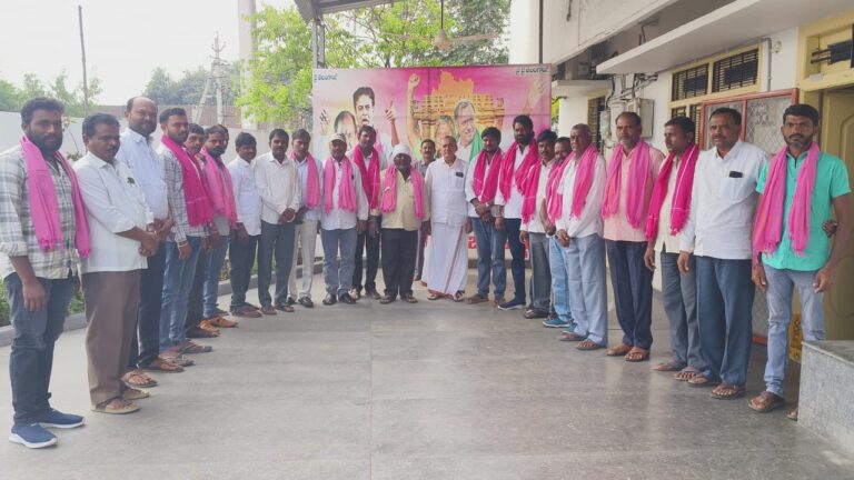 కాంగ్రెస్‌ను వీడి బీఆర్ఎస్ లో చేరిన నాయకులు