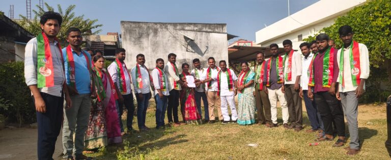 టీఆర్పీ సర్పంచ్ అభ్యర్థిగా హారిక నామినేషన్