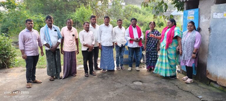 ప్రజలను ప్రత్యక్షంగా పలకరిస్తున్న సర్పంచ్ అభ్యర్థి