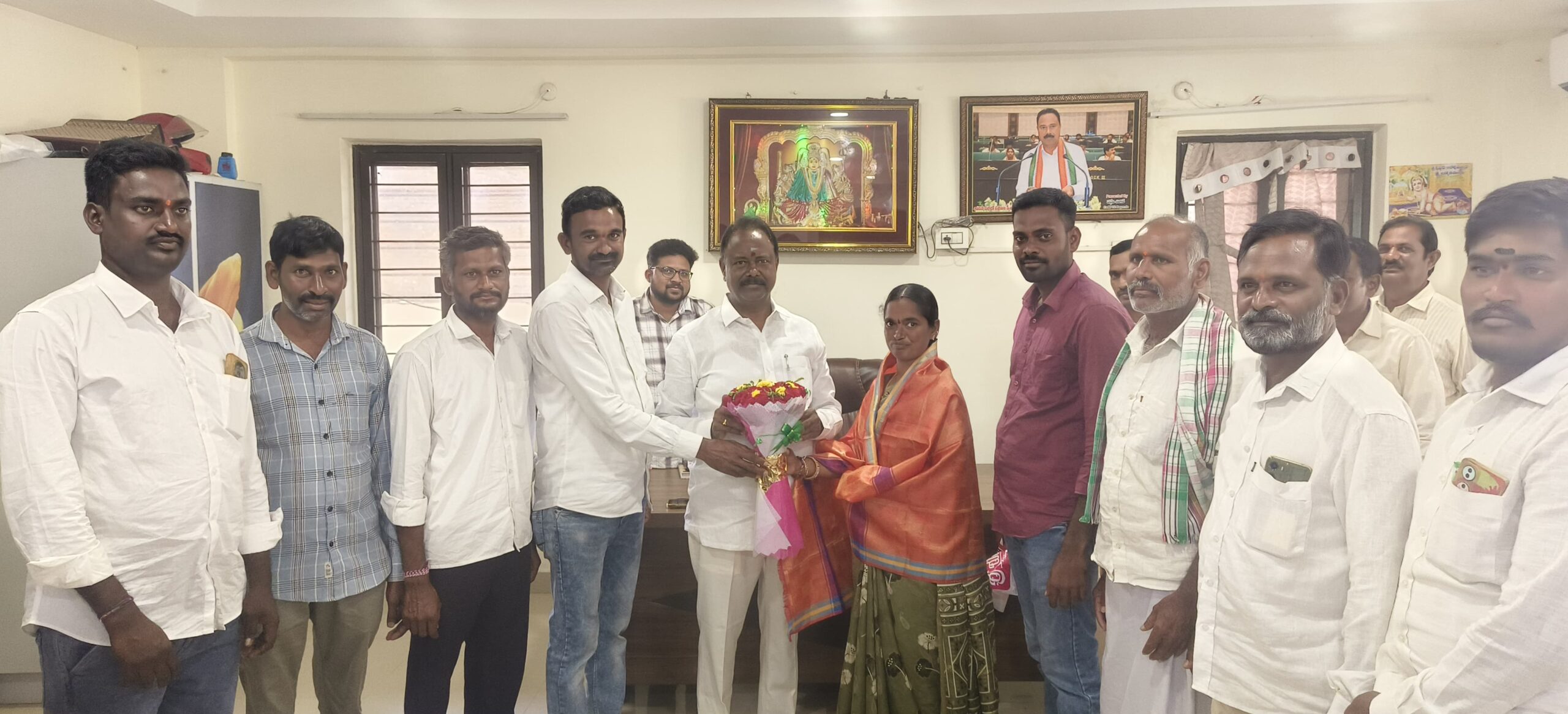 ఏకగ్రీవంగా ఎన్నికైన సర్పంచ్‌