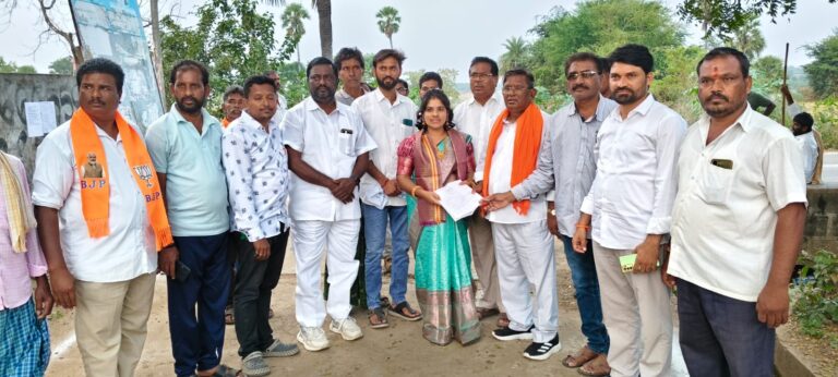 మాజీ ఎమ్మెల్యే రెడ్యానాయక్, నవీన్ రావు ఆశీస్సులతో