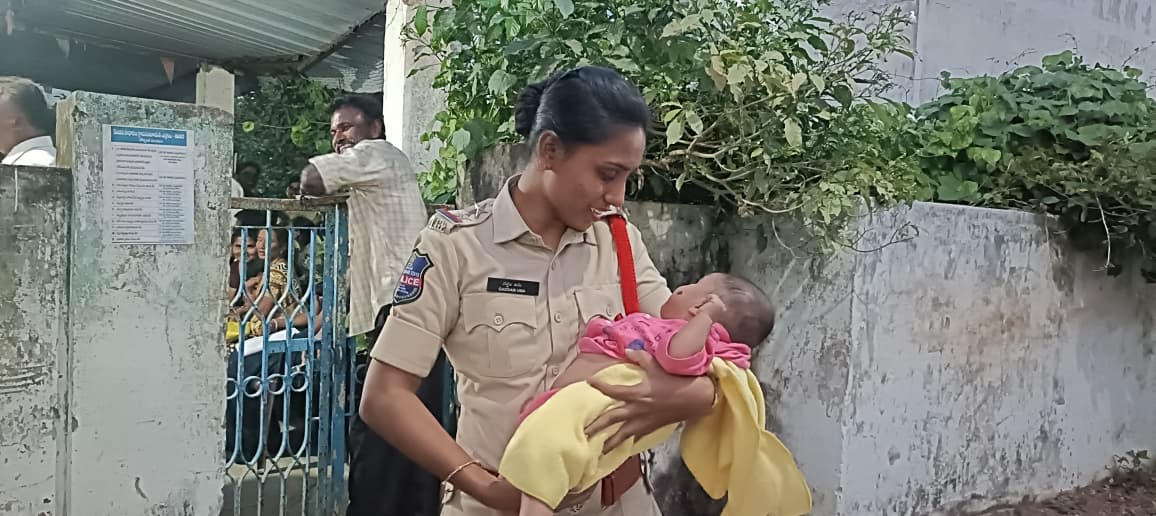 ఏడుస్తున్న చిన్నారికి తల్లి అయిన ఎస్సై