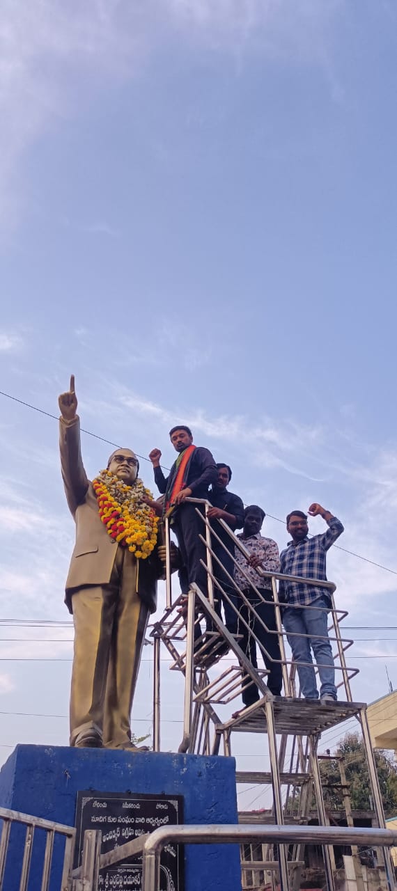 అంబేద్కర్ కు నివాళులర్పించిన ఉపాధ్యాయులు