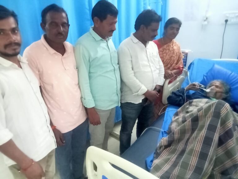 అనారోగ్యంతో ఉన్న కుటుంబాలను పరామర్శించిన కోలేపాక