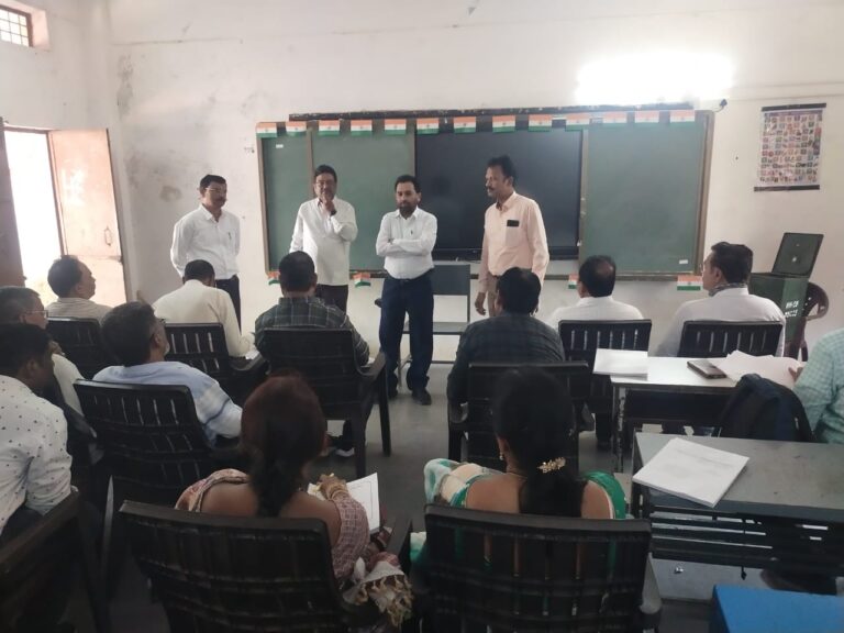 సిబ్బంది నిబద్ధతతో పనిచేయాలి