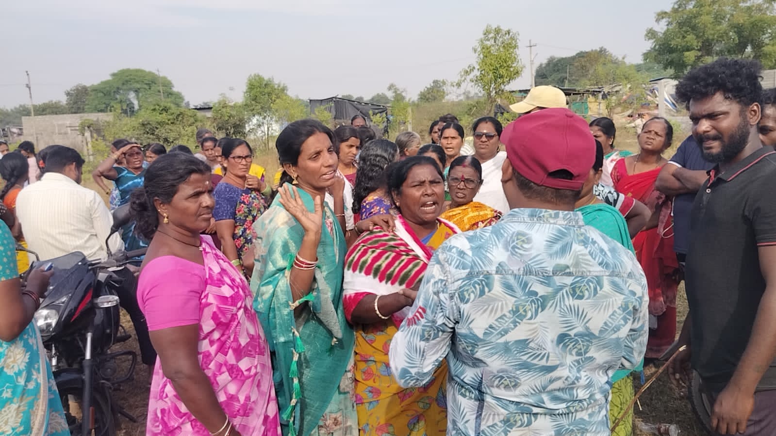 ప్రభుత్వ భూమి కబ్జాకు యత్నం