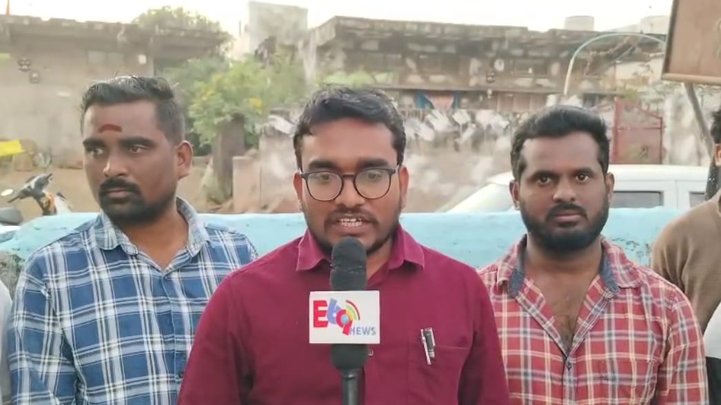 యువతని అభినందించిన ముప్పారం పంచాయతీ కార్యదర్శి