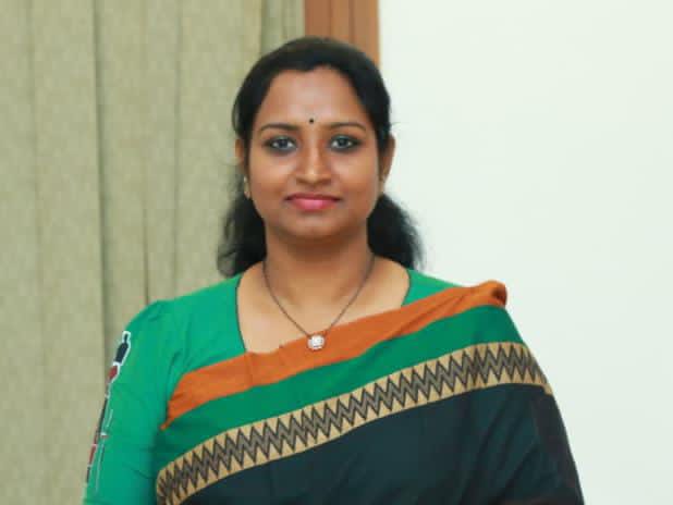 దేశంలో పెరుగుతున్న నిత్యావసరాల ధరలు,నాణ్యత నియంత్రణలో లోపాలపై వరంగల్ ఎంపీ డాక్టర్ కడియం కావ్య బుధవారం లోక్‌సభలో ఆందోళన వ్యక్తం చేశారు.ప్రజలకు సరుకులు న్యాయమైన ధరలకు,ప్రమాణాలతో అందించాల్సిన బాధ్యత కేంద్ర ప్రభుత్వంపై ఉందని ఆమె గుర్తుచేశారు.ధరల పర్యవేక్షణ విధానం ఎంతవరకు ఫలప్రదంగా పనిచేస్తోందో,రిటైల్ మార్కెట్లలో నిత్యావసరాల ధరలను కేంద్రం ఎలా తనిఖీ చేస్తుందో వివరణ ఇవ్వాలని ఎంపీ కోరారు.అలాగే వాణిజ్య దుకాణాల తనిఖీలు,నాణ్యత నియంత్రణ చర్యలపై స్పష్టమైన వివరాలు అడిగారు.అదేవిధంగా సమాధానమిస్తూ వినియోగదారుల వ్యవహారాలు,ఆహార-పొదుపు పంపిణీ శాఖ సహాయమంత్రి బి.ఎల్. వర్మ—దేశవ్యాప్తంగా 575 కేంద్రాలలో నుంచి రోజూ 38 కీలక ఆహార పదార్థాల ధరలను సేకరించి ప్రైస్ మానిటరింగ్ సిస్టమ్‌కు అప్‌లోడ్ చేస్తున్నట్టు చెప్పారు.దీంతో మార్కెట్ ధరల మార్పులను తక్షణమే గుర్తించి చర్యలు తీసుకునే వీలుంటుందని పేర్కొన్నారు.ఫుడ్ సేఫ్టీ అండ్ స్టాండర్డ్స్ యాక్ట్-2006 ప్రకారం ప్రతి న్యాయధరక దుకాణం ఎఫ్‌.ఎస్‌.ఎస్‌.ఏ‌.ఐ లైసెన్స్ తప్పనిసరిగా పొందాలని,పరిశుభ్రత-శానిటేషన్ నియమాలు కచ్చితంగా అమలు చేయాలని మంత్రి గుర్తుచేశారు. నిబంధనలు ఉల్లంఘిస్తే చట్టపరమైన చర్యలు తప్పవని హెచ్చరించారు.ఎఫ్‌.ఎస్‌.ఎస్‌.ఏ‌.ఐ రాష్ట్రాలు,కేంద్రపాలిత ప్రాంతాలు,ప్రాంతీయ కార్యాలయాలతో కలిసి క్రమం తప్పకుండా తనిఖీలు,శాంపిలింగ్ నిర్వహిస్తున్నట్టు మంత్రి వివరించారు.పౌరులకు న్యాయమైన ధరలకు నాణ్యమైన ఆహారం అందాలంటే పర్యవేక్షణలో పారదర్శకత,బలమైన విధానాలు అవసరమని ఎంపీ డాక్టర్ కడియం కావ్య పేర్కొన్నారు.కేంద్రం మరింత కఠిన చర్యలు తీసుకోవాలని ఆమె కోరారు.