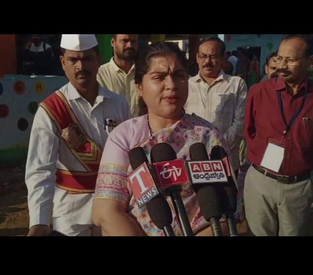 పోలింగ్ కేంద్రాన్ని సందర్శించిన కలెక్టర్