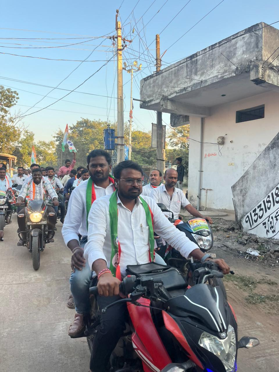 బీసీ సర్పంచ్ అభ్యర్థికు మద్దతుగా భారీ బైక్ ర్యాలీ