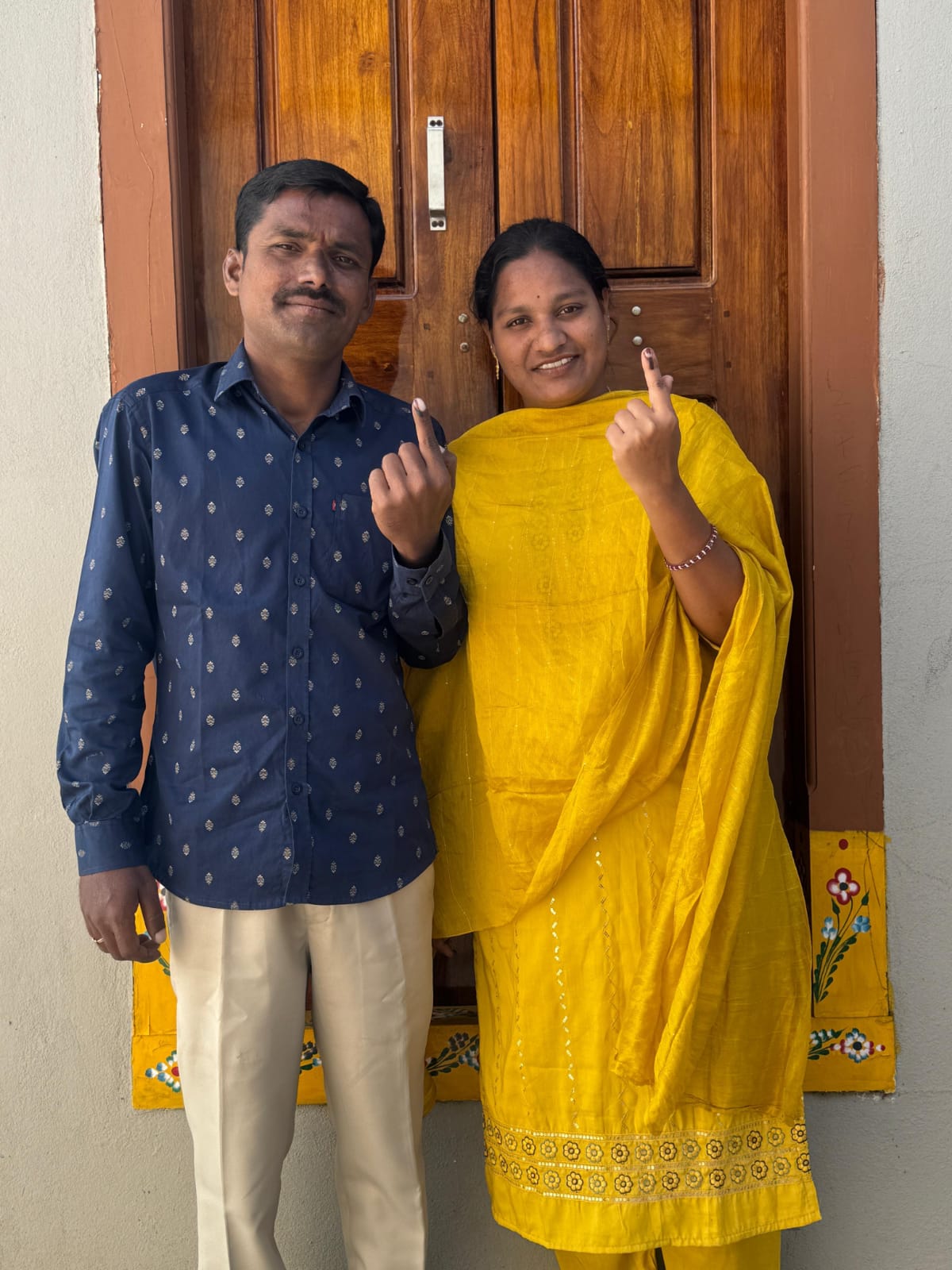 ఓటు హక్కు వినియోగించుకున్న జర్నలిస్ట్ దంపతులు