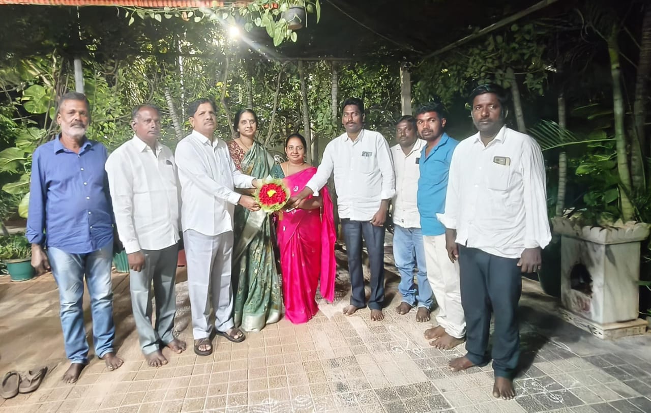 నూతన సర్పంచ్ నీ సన్మానిస్తున్న మాజీ చైర్మన్