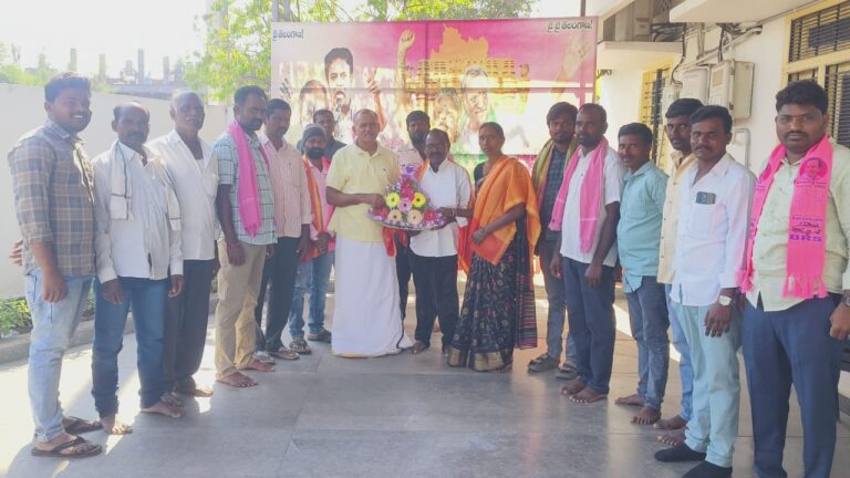 మాజీ ఎమ్మెల్యేని మర్యాదపూర్వకంగా కలిసిన నూతన సర్పంచ్‌లు