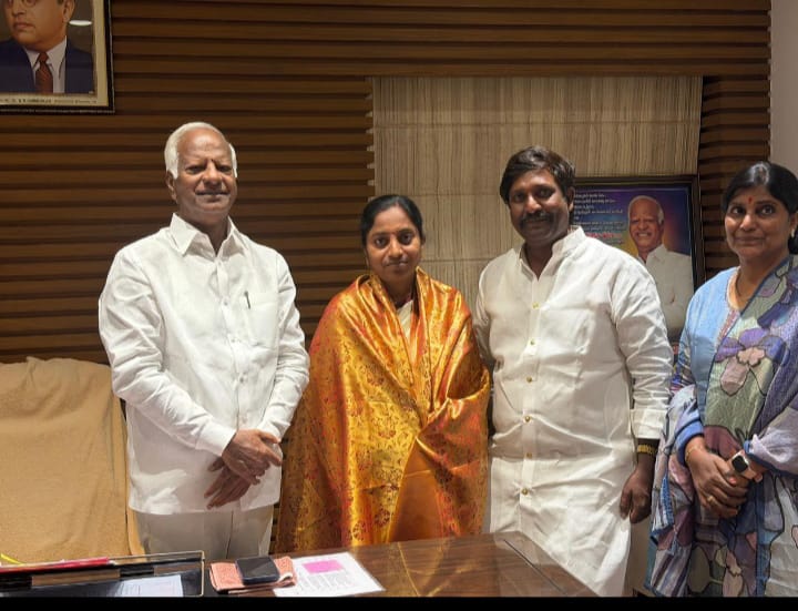 కడియం శ్రీహరి ని కలిసిన తమ్మడపల్లి జి గ్రామ సర్పంచ్