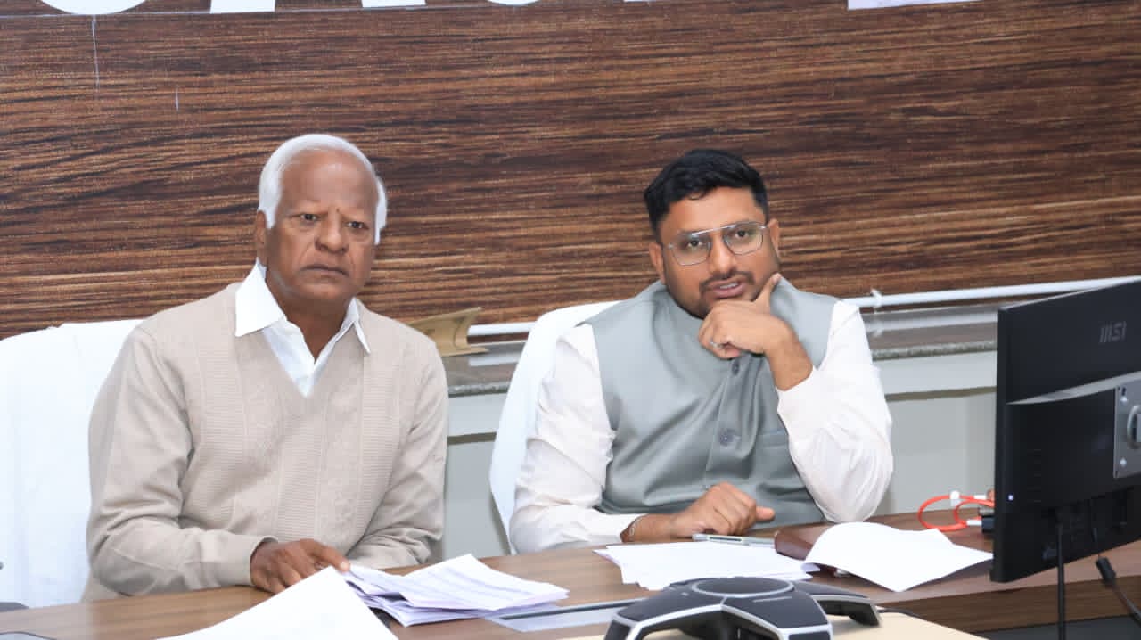 రహదారి భద్రతపై కడియం శ్రీహరి,కలెక్టర్ రిజ్వాన్ బాషా సమీక్ష