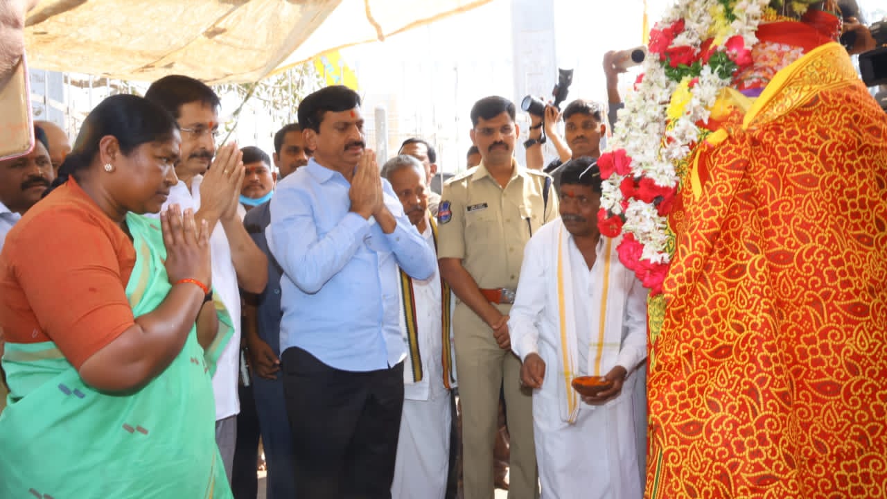 అనుకున్న సమయానికి మేడారం పనులన్నీ పూర్తి చేస్తాం.